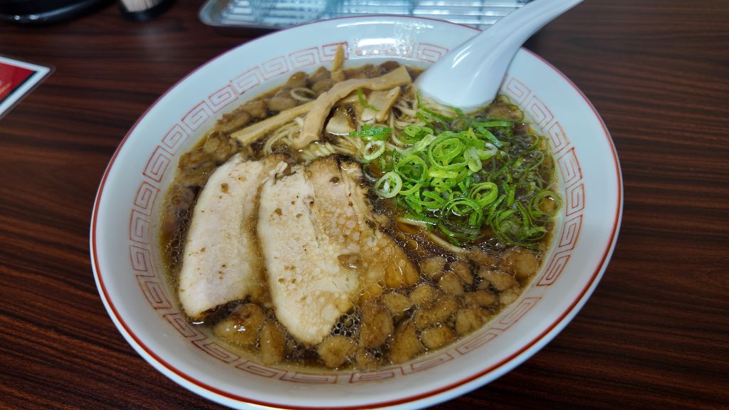 尾道ラーメン朱鳶の背脂醤油ラーメン ネギとチャーシュー