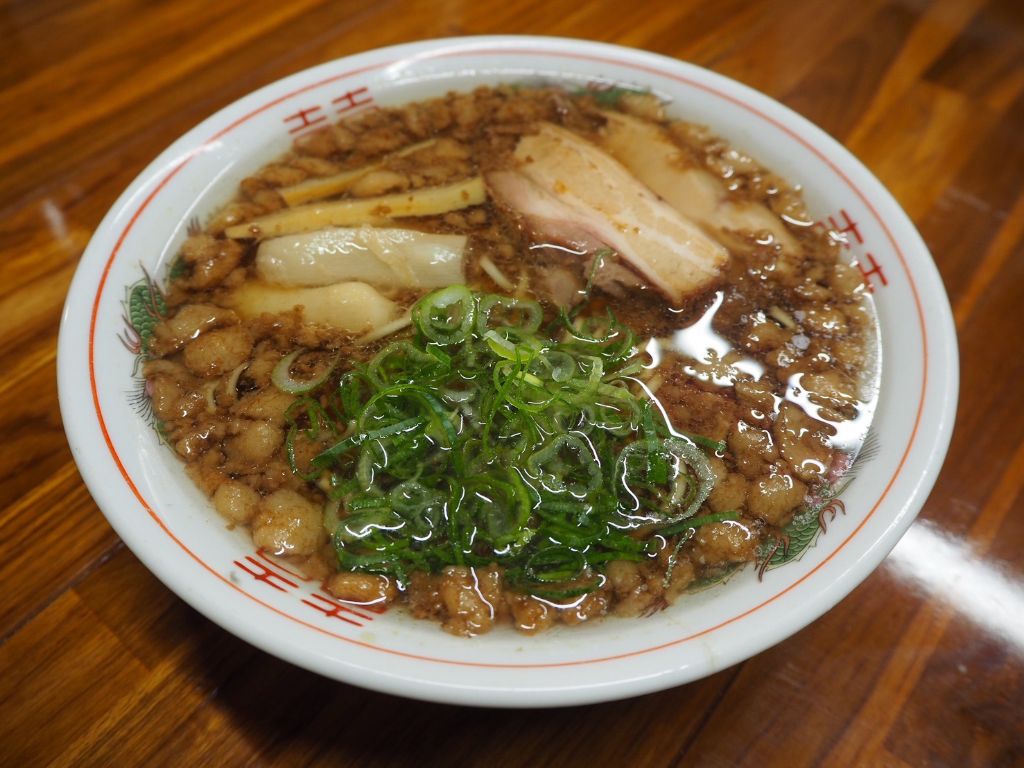 尾道ラーメン朱鳶の特製ラーメン 別角度